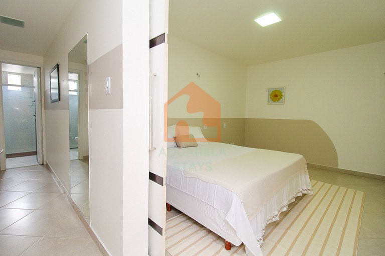 Suíte Guajará / Tripla e privativa com sala e cozinha compar